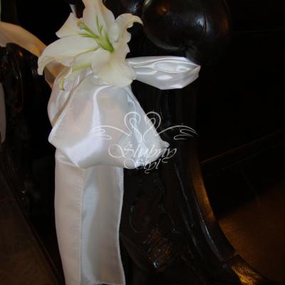 Dekoracja ławki białą lilią 