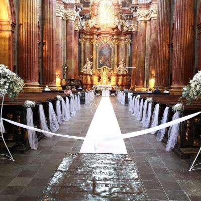 Biały ślubny dywan w Farze Poznańskiej