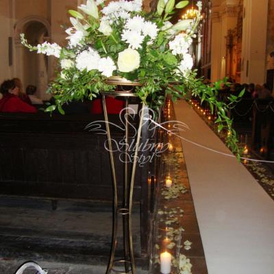 Kompozycja kwiatowa w wysokim kwietniku