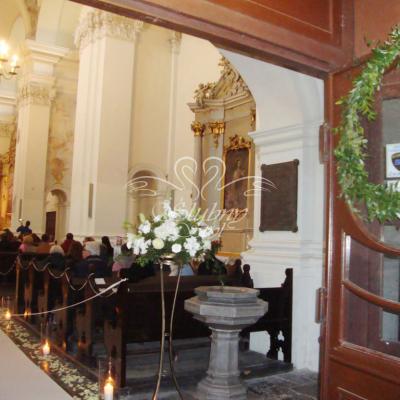 Wianek z ruskusa na drzwiach