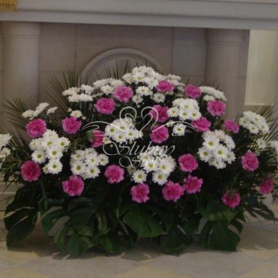 Kompozycja pod ołtarz w Pobiedziskach - goździki w kolorze fuksji w towarzystwie białych margaretek 