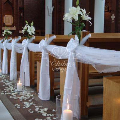 Dekoracja kościoła przy ławkach