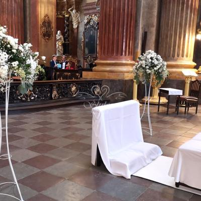 Duże kompozycje kwiatowe na stojakach w Farze Poznańskiej