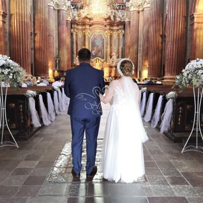 Białe kompozycje kwiatowe z dodatkiem zieleni w Farze