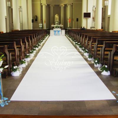 Białe niecierpki w dekoracjach kościoła