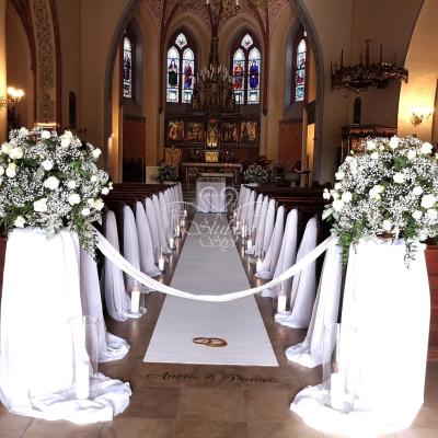 Kompozycje z róż i gipsówki na postumentach w kościele św. Jadwigi i św. Jakuba Apostoła w Lusowie