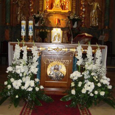 Kompozycje kwiatowe - ołtarz