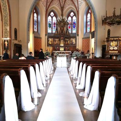 Dekoracyjny materiał przy ławkach w kościele w Lusowie