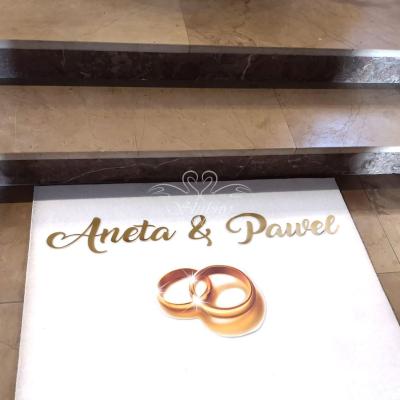 Inicjały i obrączki na dywanie ślubnym