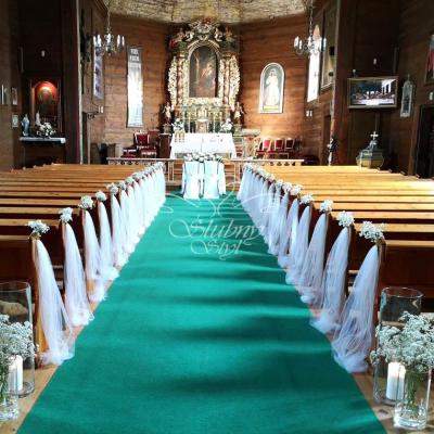 Butelkowa zieleń w dekoracjach ślubnych - zielony dywan Siekierki Wielkie