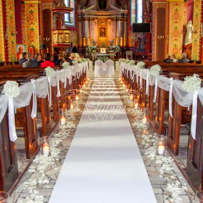 Alejka do ołtarza wykonana w bieli