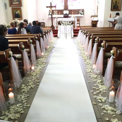 Płatki żywych róż przy dywanie w kościele - Tarnowo Podgórne