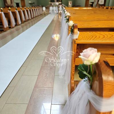 Dekoracja ławki tiulem i różyczką w kościele w Przeźmierowie na ślub 