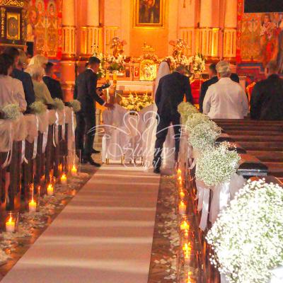 Przy ławkach bukieciki w kształcie kulistym wykonane z gipsówki - Kościół św. Andrzeja w Komornikach