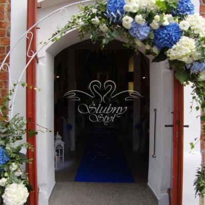 Dekoracja drzwi w kościele na ślub