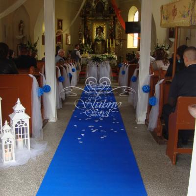 Dekoracja kościoła w Zbarzewie w kolorze chabrowym