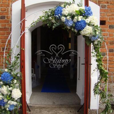 Łuk ślubny na drzwiach kościoła