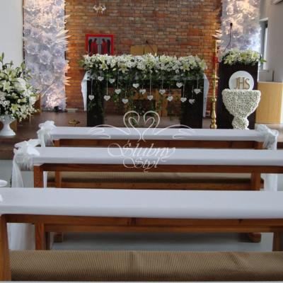 Dekoracja kościoła w Dąbrówce na komunię