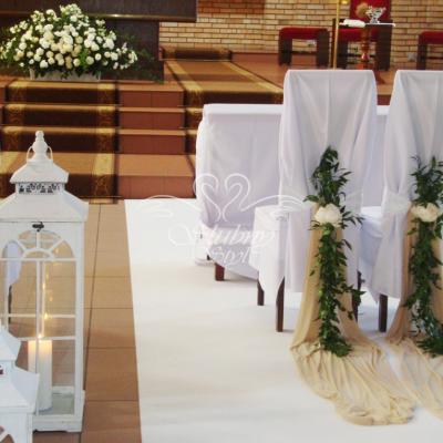 Zielone girlandy przy krzesłach Młodej Pary