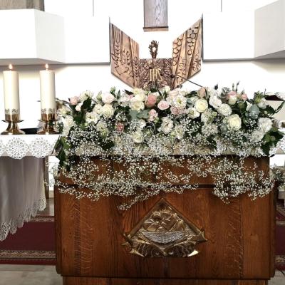 Dekoracja kwiatowa na ołtarzu - Zieliniec