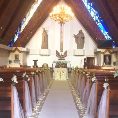 Eustoma przy ławkach kościół Zieliniec