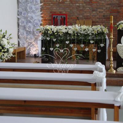 Dekoracja kościoła w Dąbrówce na komunię