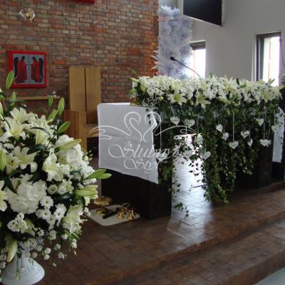 Dekoracja kościoła w Dąbrówce na komunię