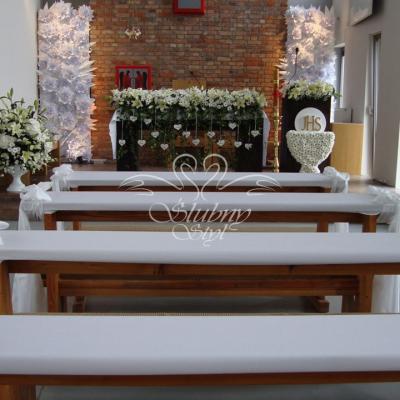 Dekoracja kościoła w Dąbrówce na komunię