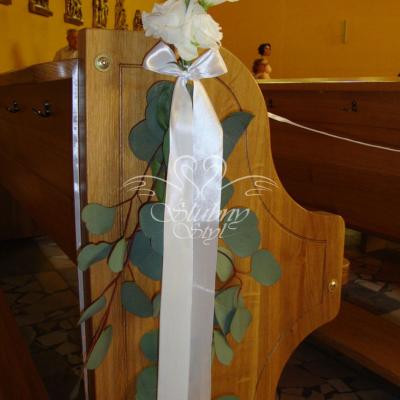 Eukaliptus populus i eustoma na wstążeczce przy ławce