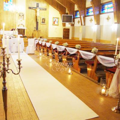 Wysokie kandelabry przy wejściu na dywan ślubny