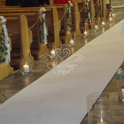 Nastrojowe światełka wzdłuż dywanu 