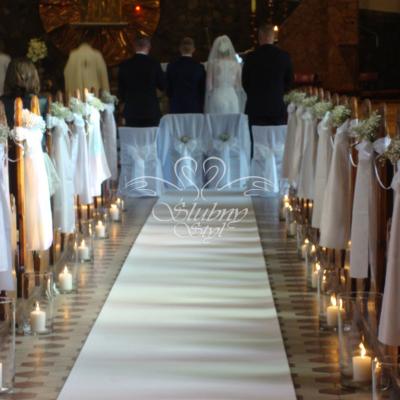 Biały dywan w kościele w Obornikach