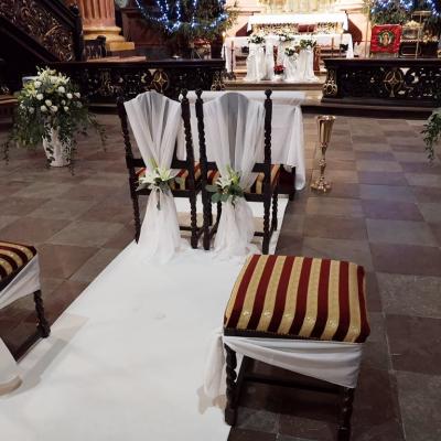 Dekoracja krzeseł na ślub w Farze Poznańskiej