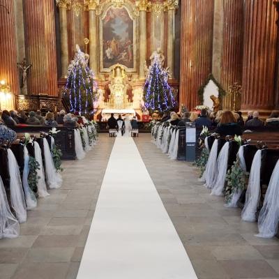 Dekoracja Fary Poznańskiej na ślub w bieli i zieleni