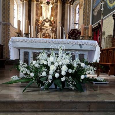 Dekoracja ołtarza na ślub