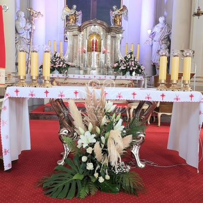 Dekoracja z trawą pampasową pod ołtarz