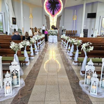 Dekoracja na ślub białymi liliami i gipsówką