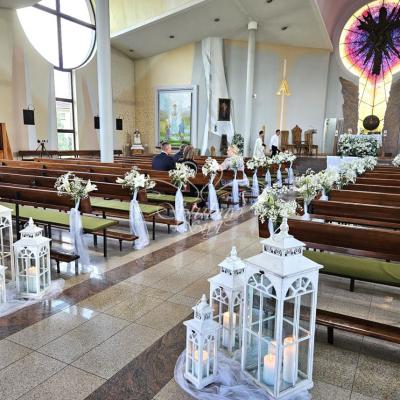 Dekoracja kościoła na ślub - bukiety przy ławkach