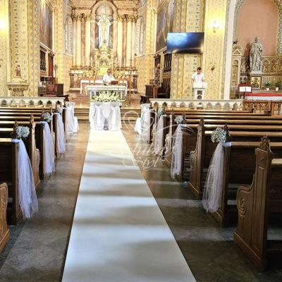 Biały dywan w kościele na ślub