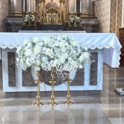 Wyjątkowa biała kompozycja przed ołtarz z róż, eustomy, goździków i gipsówki