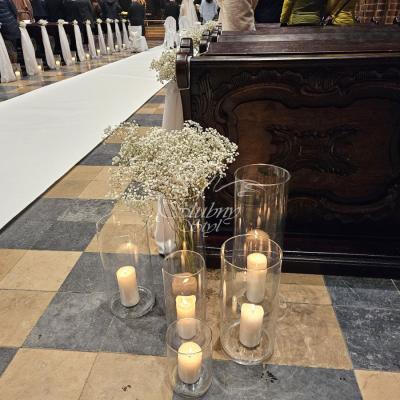 Dekoracja kościoła - świece w szklanych cylindrach
