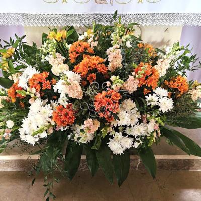 Kompozycja pod ołtarz z dodatkiem koloru rudego