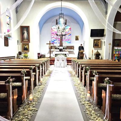 Wystrój kościoła - dekoracyjne płatki róż