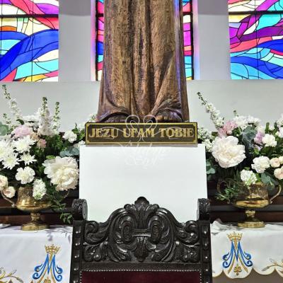 Dekoracje kwiatowe w wazie w kolorze bieli i delikatnego różu