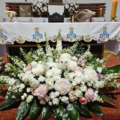 Kompozycja kwiatowa pod ołtarz na ślub