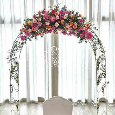 Łuk ślubny w kolorowych kwiatach - ceremonia zaślubin