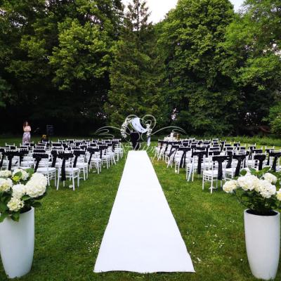 Ślub w plenerze z czarnym akcentem w Dębinie