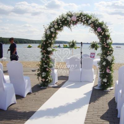 Bajeczna dekoracja florystyczna na ślub plenerowy