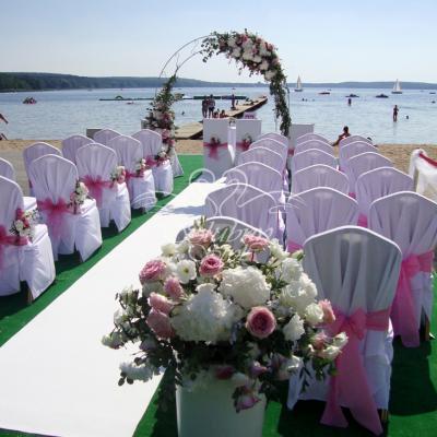 Duże kompozycje kwiatowe w wysokich wazonach