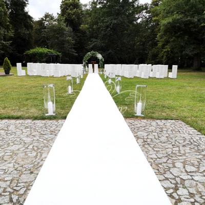Długi biały dywan na ślubie plenerowym w Pałacu Szczepowice